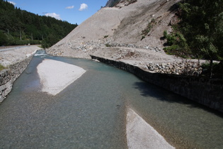 Blick auf die Hangrutschung von der Radwegbrücke flussaufwärts