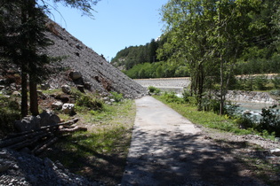 Blick auf die Hangrutschung vom Radweg flussabwärts