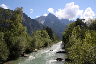 die Drau am südlichen Stadtrand von Lienz, Blick flussaufwärts