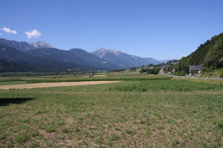 Blick zurück auf Steinfeld, rechts oben der noch gut halbe Mond am Taghimmel