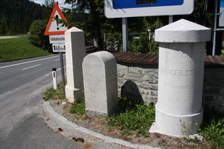 Katschberghöhe, Myriameterstein und Grenzsteine an der Landesgrenze zwischen Kärnten und Salzburg nahe der Passhöhe