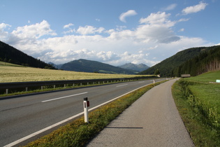 Anfahrt auf Mauterndorf, im Hintergrund die Faninghöhe