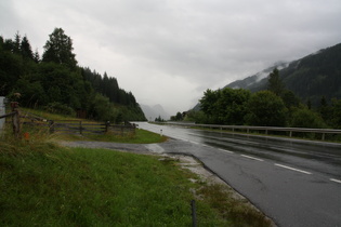 Pause im Regen (in einem Bushäuschen)