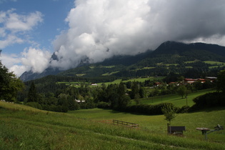 das wolkenverhangene Tennengebirge unmittelbar vor dem Etappenstart