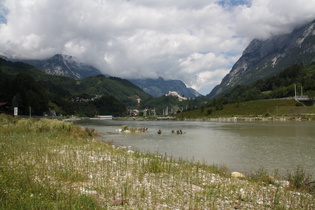 Hagengebirge, Festung Hohenwerfen und Tennengebirge, im Vordergrund die Salzach