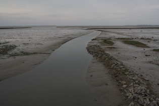 ein Priel im Dornumer Watt, im Hintergrund die Accumer Ee zwischen Baltrum und Langeoog