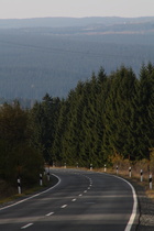 Zoom in die Landschaft gegenüber