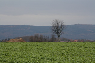 Zoom auf den Deisterkamm, rechts die Flugsicherungsanlage