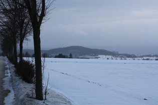 Gehrdener Berg, schemenhaft im Hintergrund der Deister