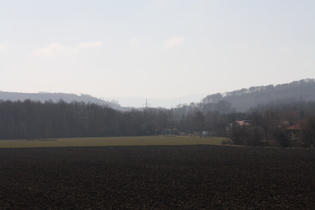 zwischen Hannover und Velber kommt der Deister das erste Mal schemenhaft ins Blickfeld