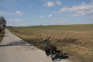 unendlich öde Agrarsteppe im Leinetal