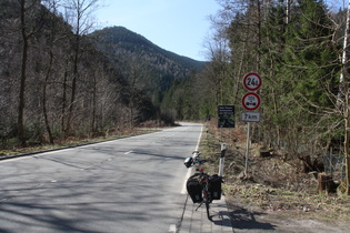 Alle Berge sind noch da, und auch die moralinsauren Plakate der Deutschen Verkehrwacht