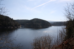 Okerstausee: Blick nach Südosten, das Bergziel (Höhenzug im Hintergrund, rechts im Bild) lässt sich nur erahnen