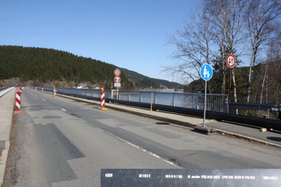 Okerstausee: Dauerbaustelle Weißwasserbrücke, mit offen verlegten Polyethylenrohren (rechts unten eingeblendet: Rohraufdruck)