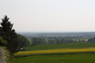 Blick nach Süden, im Dunst schemenhaft der Nordrand des Weserberglandes