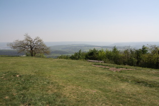 Blick vom Gipfel nach Südosten Richtung Solling und Harz