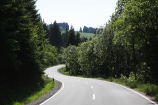 L504 "Steile Wand", unterer Bereich, voraus der Mühlenberg bei Altenau