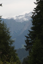 Zoom auf die Berggipfel mit Neuschnee