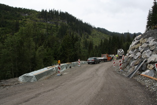 Na prima! Gleich im ersten Anstieg 'ne Baustelle mit Schotterpiste