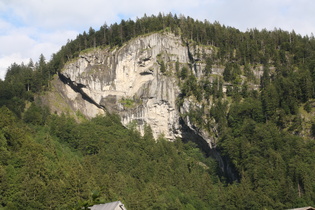 Zoom auf die überhängenden Felsen