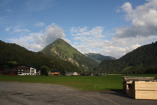 Blick auf Schoppernau und die Üntschenspitze