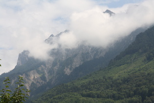 Zoom auf die Drei Schwestern — und reichlich Gewölk, das die Sicht vernebelt