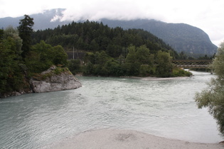 der Vorderrhein von Westen (links) und der Hinterrhein von Süden (rechts) vereinigen sich in Reichenau zum Rhein (etwa Bildmitte)