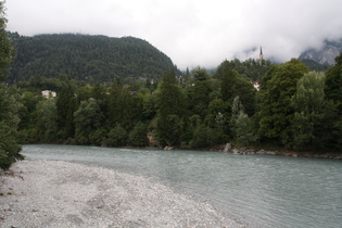 der Vorderrhein unmittelbar vor dem Zusammenfluss mit dem Hinterrhein, dahinter Tamins