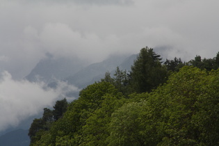 Zoom auf die immer noch wolkenverhangenen Berge