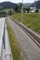 Straße und "Matterhorn Gotthard Bahn" südöstlich von Disentis/Mustér