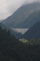 Zoom auf die Staumauer des Lai da Nalps