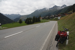 Bugnai, dahinter v. l. n. r.: der Culmatsch und der Piz Nair