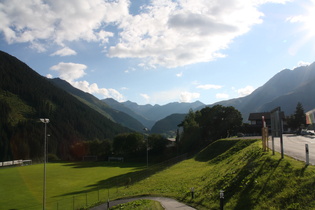 Abendstimmung in Sedrun, Blick ins Vorderrheintal nach Westen