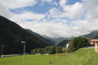 Morgenstimmung in Sedrun, Blick ins Vorderrheintal nach Westen