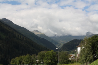 Zoom auf die wolkenverhangenen Berge