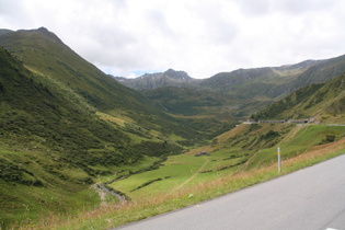 Vorderrheintal, westlich von Tschamut, Blick nach Westen