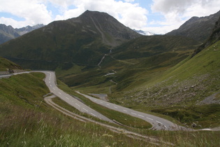 Oberalppass, Ostrampe, dahinter der Piz Cavradi