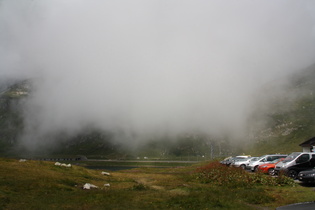 eine Wolke nähert sich bedrohlich der Passhöhe, und die hat was im Gepäc