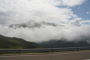 Oberalppass, Westrampe, Blick auf das wolkenverhangene Chastelhorn