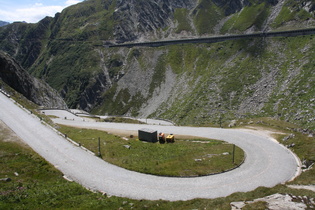 Gotthardpass, Südrampe, oberer Bereich, alte Passstraße und in der Galerie die neue Passstraße