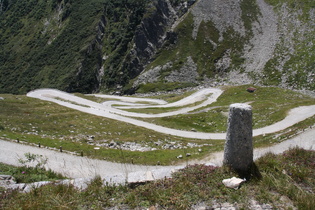 Gotthardpass, Südrampe, oberer Bereich, Serpentinen der alten Passstraße von oben gesehen …