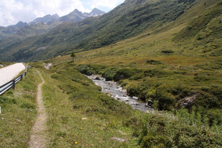 der Ticino auf etwa 2000 m ü. M., Blick flussabwärts