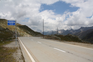 Nufenenpass, Passhöhe, Blick nach Osten, im Hintergrund die Nordflanke der Tessiner Alpen