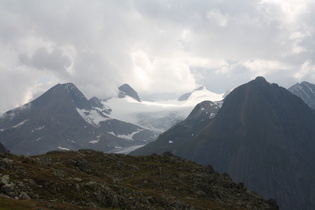 Zoom auf den Griesgletscher und die Berge v. l. n. r. Bättelmatthorn, Rothorn, Blinnenhorn und Fülhorn