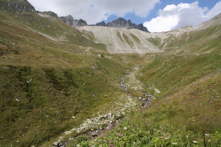 der nördliche Zufluss der Ägene weiter oben, darüber v. l. n. r. das Mittaghorn und der Pizzo Gallina