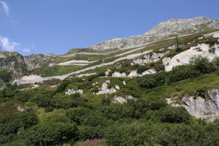 Blick auf die Südrampe des Grimselpasses bis fast zur Passhöhe — da weiß man wenigstens gleich, was noch kommt