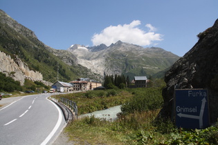 die Rhone und Gletsch, dahinter die "Rhonequelle", darüber v. l. n. r. etwas versteckt der Galenstock, das Sidelenhorn sowie Groß Furkahorn und Klein Furkahorn mit der Südwestrampe zum Furkapass