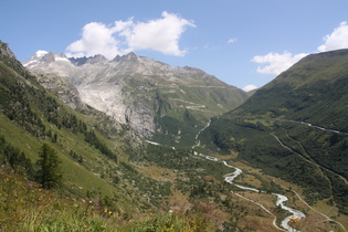 Grimselpass, Südrampe: Blick auf die "Rhonequelle" und die Rhone, die Südwestrampe zum Furkapass und darüber v. l. n. r. der Galenstock, das Sidelenhorn sowie Groß Furkahorn und Klein Furkahorn