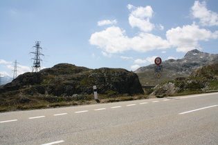 Grimselpass, Südrampe, Schild knapp unterhalb der Passhöhe, rechts dahinter das Sidelhorn — und natürlich wieder diese "wunderschönen" Freileitungsmasten