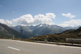 Grimselpass, Südrampe unmittelbar unterhalb der Passhöhe, Blick nach Osten, etwa in Bildmitte die Muttenhörner